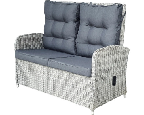 Gartencouch für zwei Personen mit grauen Kissen und Rattanstruktur