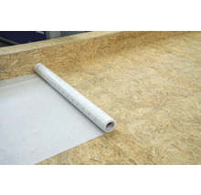 Rouleau de sous-couche blanche sur fond en bois