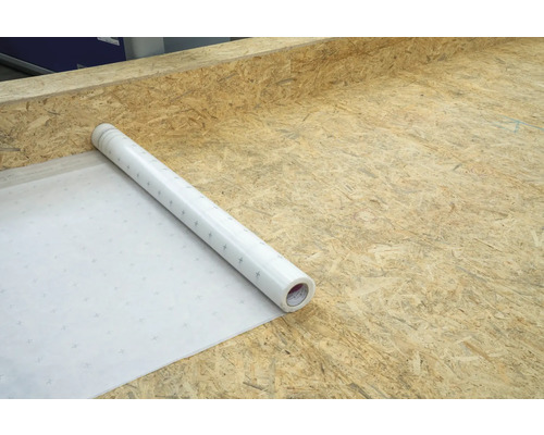 Rouleau de sous-couche blanche sur fond en bois