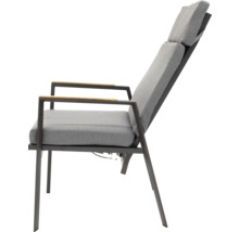 Gartenstuhl mit grauen Polstern und Armlehnen