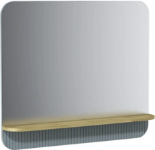 Miroir rectangulaire avec coins arrondis, tablette en bois intégrée et design à lamelles grises sur le bord inférieur.