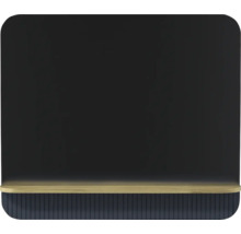 Miroir de salle de bain avec surface noire, tablette en bois clair et base rainurée gris foncé.