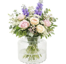 Blumenstrauss mit Rosen und Rittersporn in Glasvase