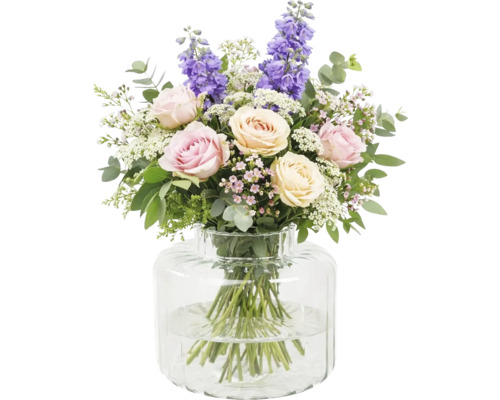 Blumenstrauss mit Rosen und Rittersporn in Glasvase