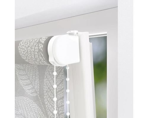Rollo mit floralem Muster und Kettenzug am Fenster