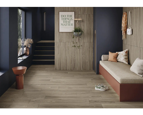 Idée d'aménagement pour un couloir avec parquet, banquette et éléments décoratifs