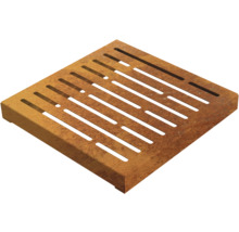 Plaque d'égout carrée en acier aspect rouille avec motif à fentes