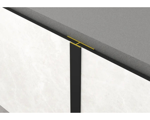 Gros plan sur un rail de carrelage pour raccorder des carreaux muraux