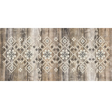 Holzhintergrund mit Blumen- und Rautenmuster