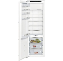 Geöffneter Kühlschrank mit mehreren Regalböden und Gemüsefächern