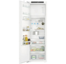 Offener Kühlschrank mit Lebensmitteln auf Glasablagen und in Schubladen