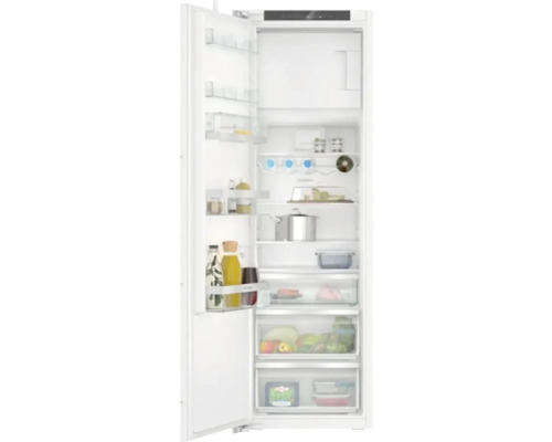 Offener Kühlschrank mit Lebensmitteln auf Glasablagen und in Schubladen