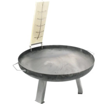 Brasero avec planche en bois comme pare-vent