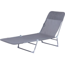 Chaise longue grise pliante avec dossier réglable pour l'extérieur.