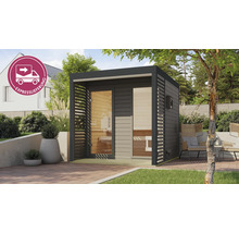 Gartensauna mit Holzwänden und Glastür neben Sitzgelegenheiten im Garten