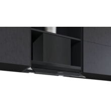 Schwarze Dunstabzugshaube unter einem Küchenschrank