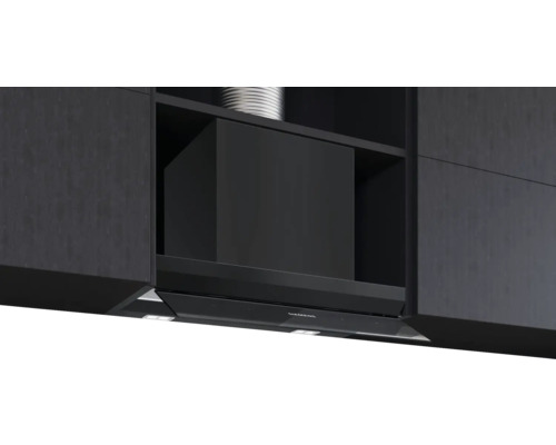 Schwarze Dunstabzugshaube unter einem Küchenschrank