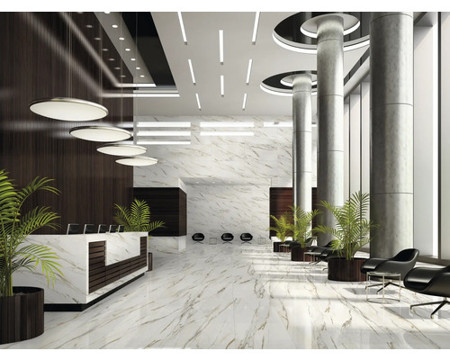 Heller und geräumiger Empfangsbereich mit Marmorboden, Säulen und Designermöbeln