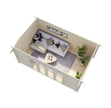 Innenansicht eines modernen Gartenhauses mit Sofa, Tisch und Pflanzen.