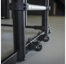 Detailaufnahme eines Rollgerüsts mit Rollen an den Füßen.
