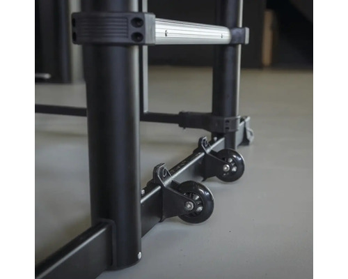 Detailaufnahme eines Rollgerüsts mit Rollen an den Füßen.