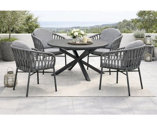 Gartensitzgruppe mit rundem Tisch und vier Stühlen mit Kissen auf einer Terrasse