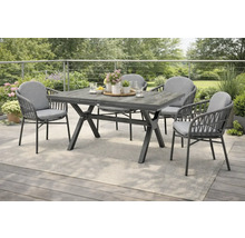 Gartentisch mit vier Stühlen auf einer Terrasse mit grauem Teppich