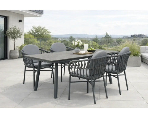 Esstischgarnitur mit Tisch und Stühlen für den Aussenbereich auf einer Terrasse