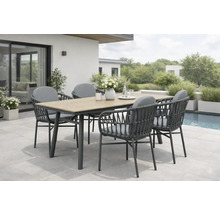 Gartensitzgruppe mit Tisch und Stühlen auf einer Terrasse