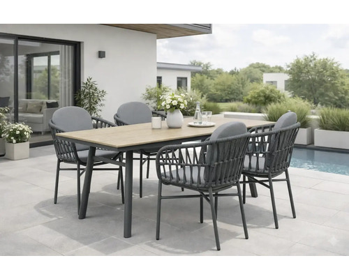 Gartensitzgruppe mit Tisch und Stühlen auf einer Terrasse