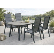 Gartensitzgruppe mit Esstisch und vier Stühlen auf einer Terrasse