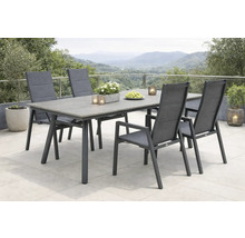 Gartenszene mit Esstisch und vier Stühlen auf einer Terrasse mit Bergblick