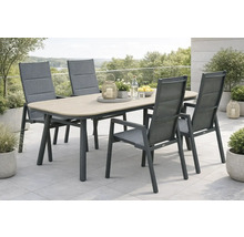 Gartentischgruppe mit Tisch und vier Stühlen auf einer Terrasse