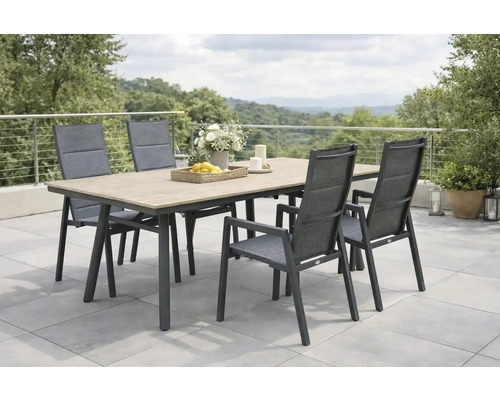 Esstischgruppe mit Tisch und Stühlen für den Aussenbereich auf einer Terrasse