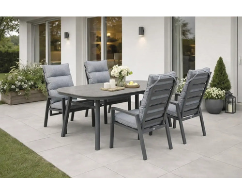 Gartensitzgruppe mit Esstisch und vier Stühlen mit grauen Polstern auf einer Terrasse