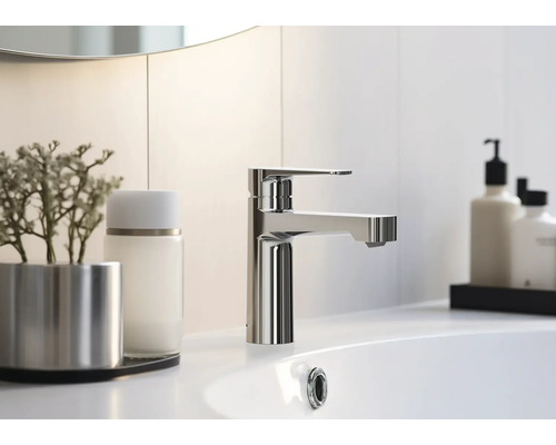 Waschtischarmatur aus Metall auf einem Waschbecken im Badezimmer