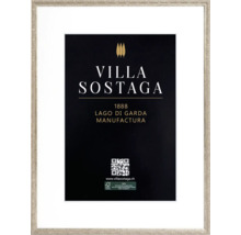 Bilderrahmen mit silberfarbenem Rahmen und Passepartout