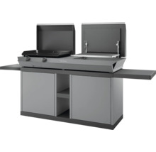 Außenküche mit Gasgrill und Plancha, zwei Kochbereiche mit geöffneten Deckeln, Unterschrank mit Türen und Regalfach, grau.