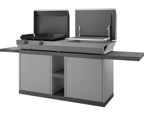 Außenküche mit Gasgrill und Plancha, zwei Kochbereiche mit geöffneten Deckeln, Unterschrank mit Türen und Regalfach, grau.