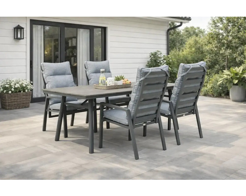 Gartensitzgruppe mit Tisch und vier Stühlen mit Polsterauflagen auf einer Terrasse