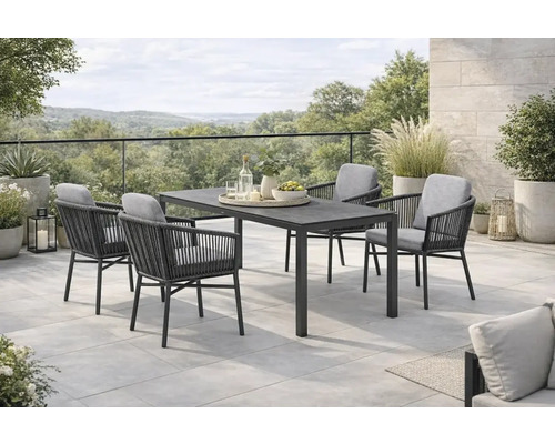 Gartenszene mit Esstisch und Stühlen im Freien