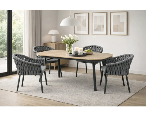 Esszimmer mit Esstisch aus Holz und Stühlen mit geflochtenen Rückenlehnen