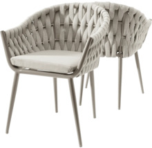 Zwei graue Armlehnstühle mit geflochtener Rückenlehne und Sitzkissen