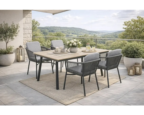Essgruppe mit Tisch und Stühlen auf einer Terrasse mit Landschaftsblick