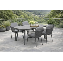 Gartensitzgruppe mit Esstisch und Stühlen auf einer Terrasse mit Blick auf eine bewaldete Umgebung.