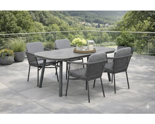 Gartensitzgruppe mit Esstisch und Stühlen auf einer Terrasse mit Blick auf eine bewaldete Umgebung.