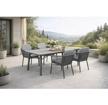 Gartenszene mit Esstisch und Stühlen auf einer Terrasse