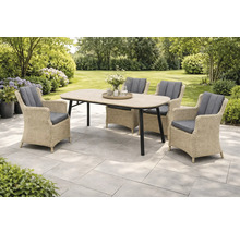 Gartenszene mit einem Esstisch und vier Korbsesseln mit Sitzkissen im Freien