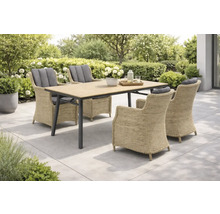 Gartensitzgruppe mit Tisch und vier Korbsesseln mit Polsterauflagen auf einer Terrasse