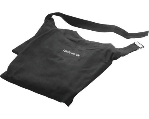 Schwarze Grillschürze Forge Adour aus Textil mit verstellbarem Riemen und Metallschnalle.